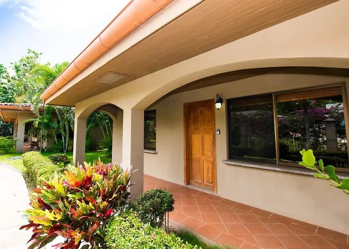 Cozy Garden With Vibrant Tropical Decor, Swimming Pool And Rancho Сasa de vacaciones *