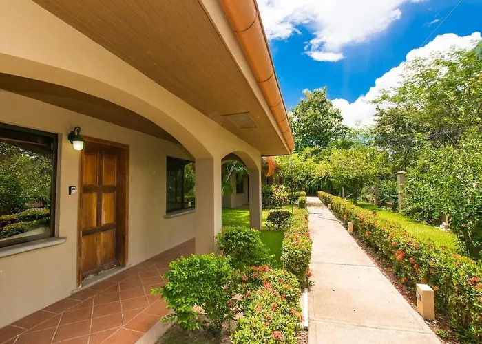 Сasa de vacaciones Cozy Garden With Vibrant Tropical Decor, Swimming Pool And Rancho