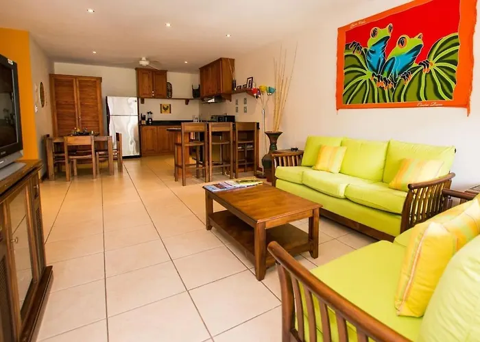 Cozy Garden With Vibrant Tropical Decor, Swimming Pool And Rancho Сasa de vacaciones