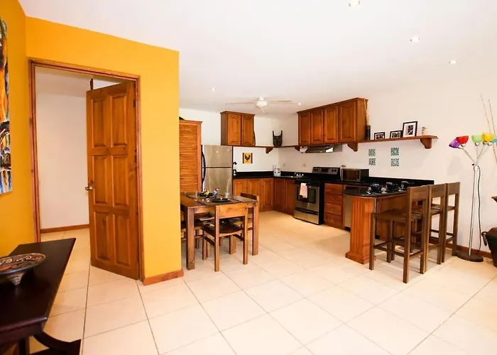 Сasa de vacaciones Cozy Garden With Vibrant Tropical Decor, Swimming Pool And Rancho