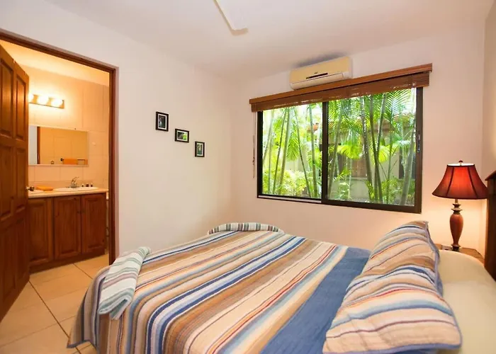 Cozy Garden With Vibrant Tropical Decor, Swimming Pool And Rancho Сasa de vacaciones